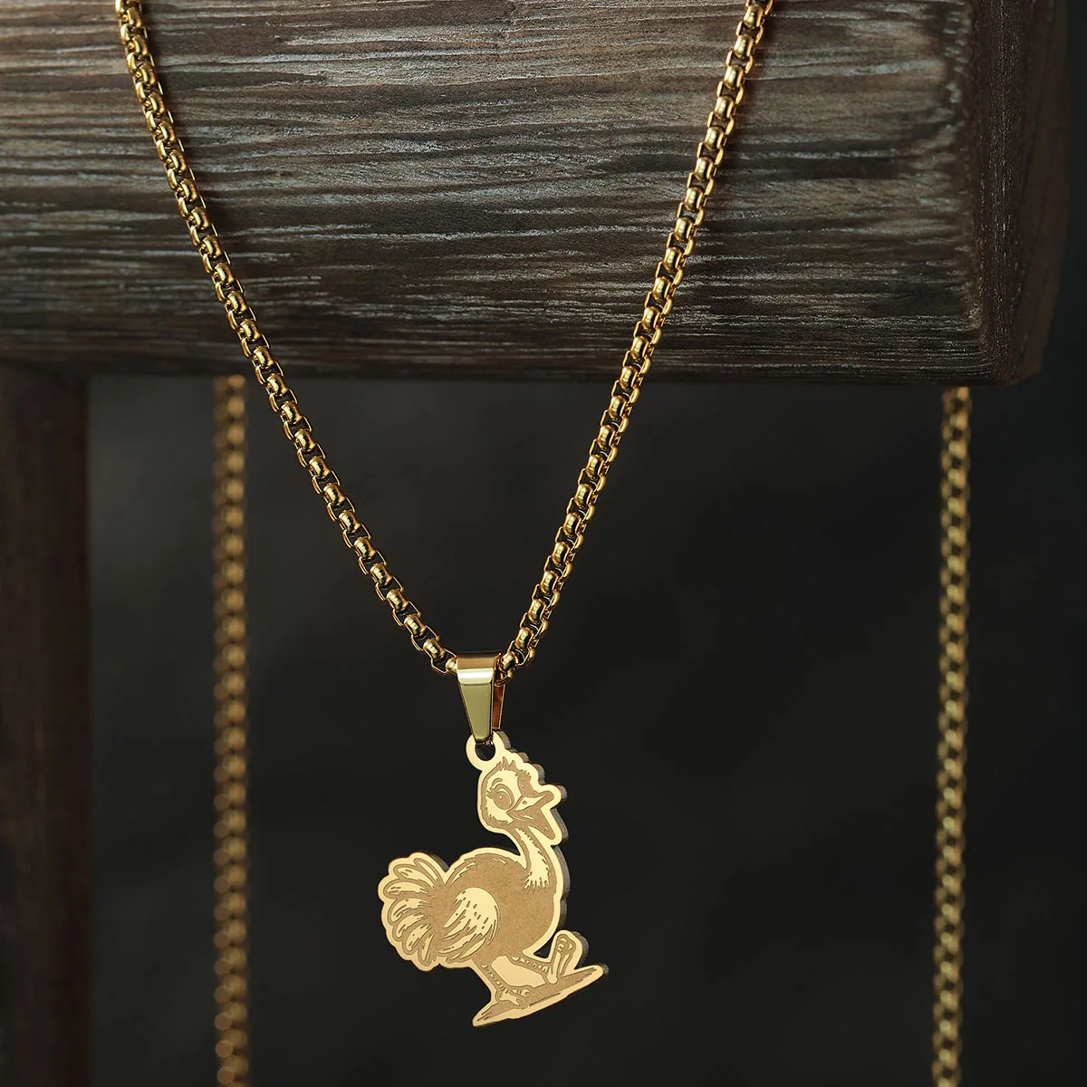 Женское колье с подвеской в виде металлической цепочки