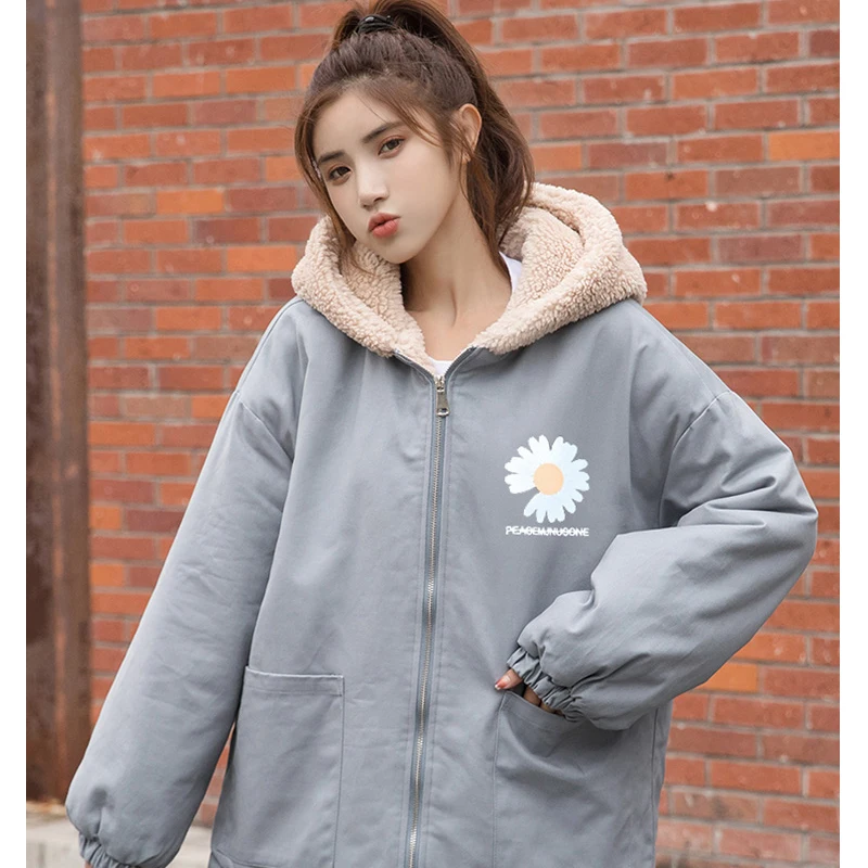 

Женская зимняя куртка из овечьей шерсти с капюшоном и цветочным узором