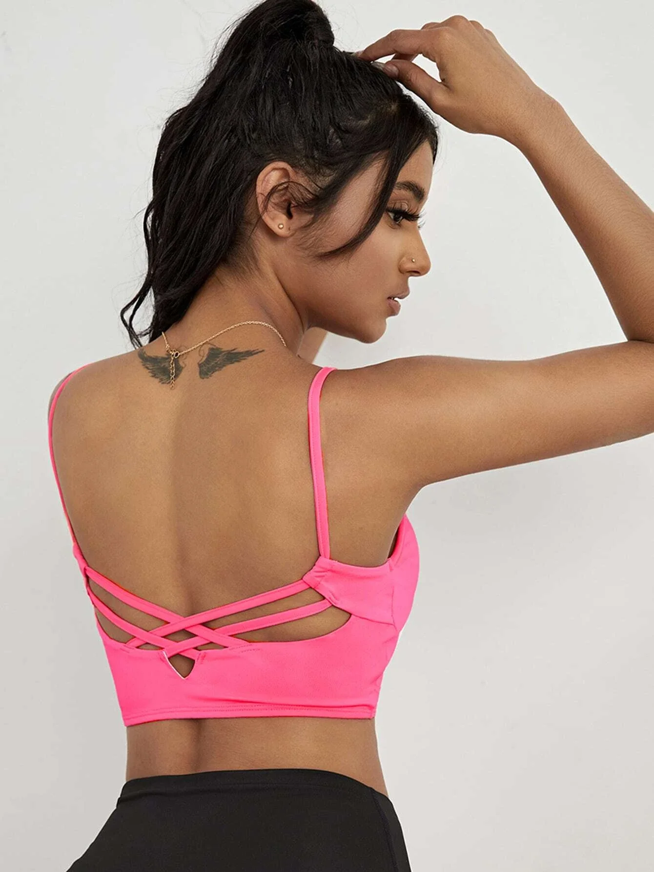

Неоновый розовый с перекрещенными бретелями и открытой спиной спортивный бюстгальтер