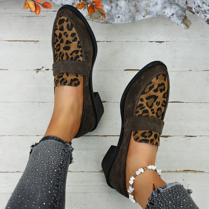 Замшевые лоферы на среднем каблуке с леопардовым принтом модная женская обувь