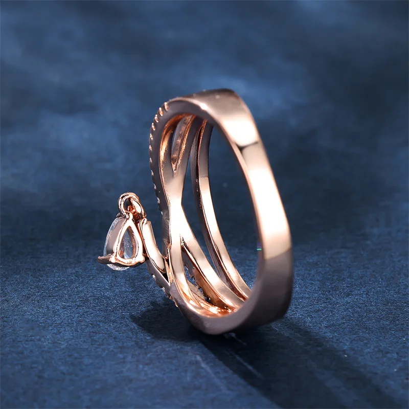 Модное женское кольцо с белыми кристаллами и геометрическим зубцом