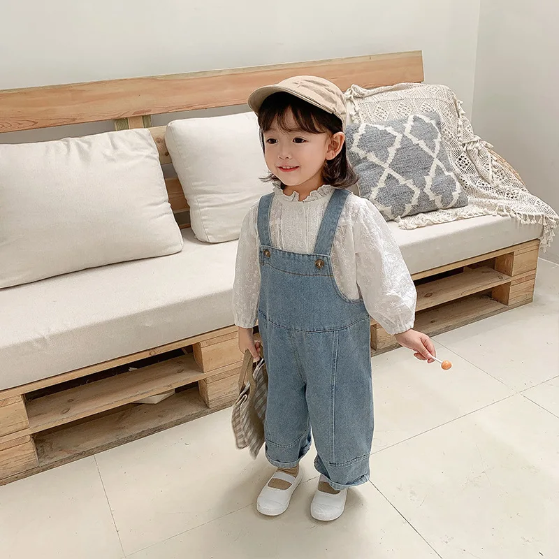 

Комбинезон джинсовый детский однотонный с широкими штанинами, на подтяжках