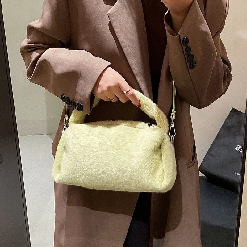 

Plush Armpit Bag for Women's Large Capacity Wool Handheld 2022 Autumn Winter Cute Single Shoulder Cross Body Everyday Versatile