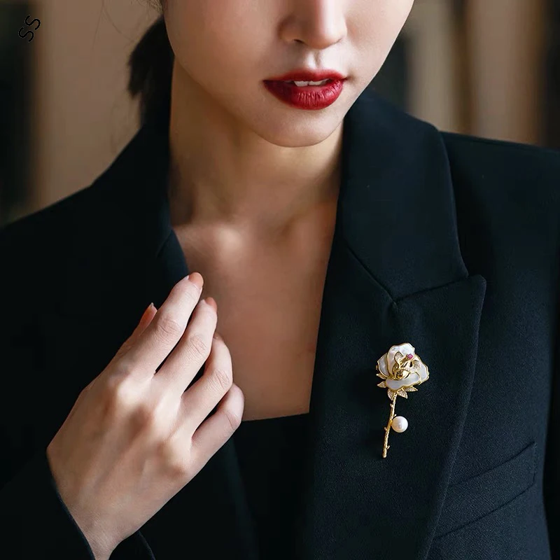 

Premium Sense Pearl Rose Brooch Luxury Atmosphere Shell Pin Gift Women Romantic Floral Corsage for Garment Accessories
