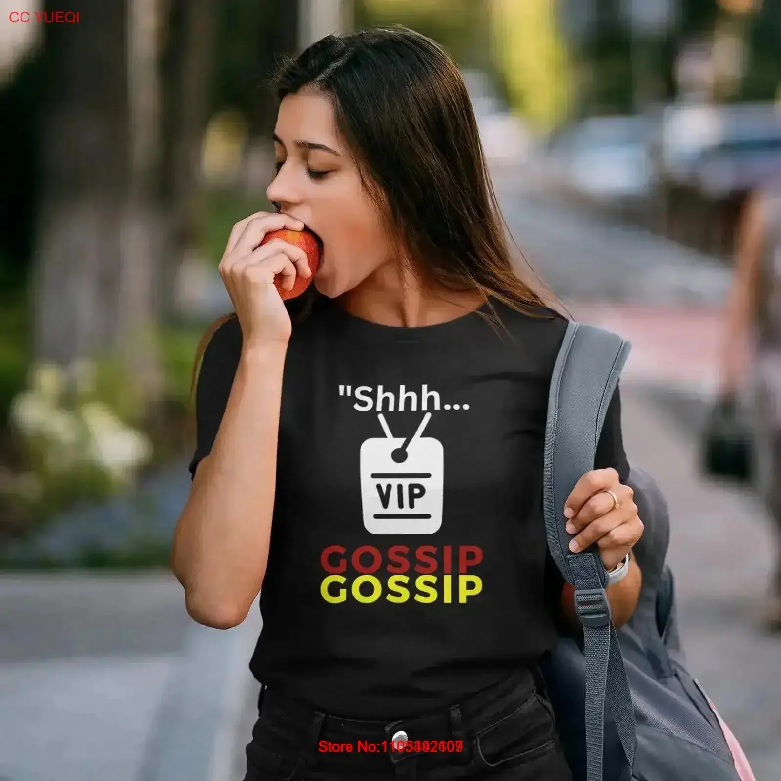 Фото Футболка Gossip Softstyle: повседневная одежда для друзей, модный летний образ, винтажный топ с эффектом потертости, удобный на каждый день №1