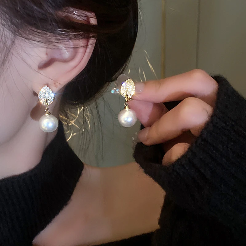 

French Vintage Leaf Pearl Earrings Light Luxury Diamond Zircon Earrings for Women for Party Fashion Jewelry