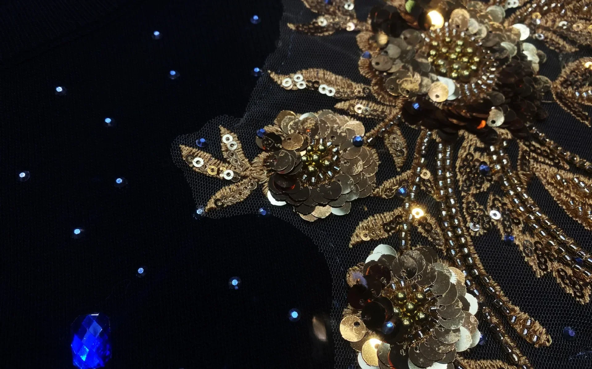 Женский комплект из двух предметов с блестками и вышивкой