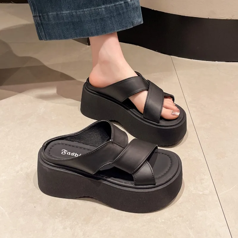 Шлепанцы женские кожаные на танкетке 7 см пляжные сандалии массивной подошве