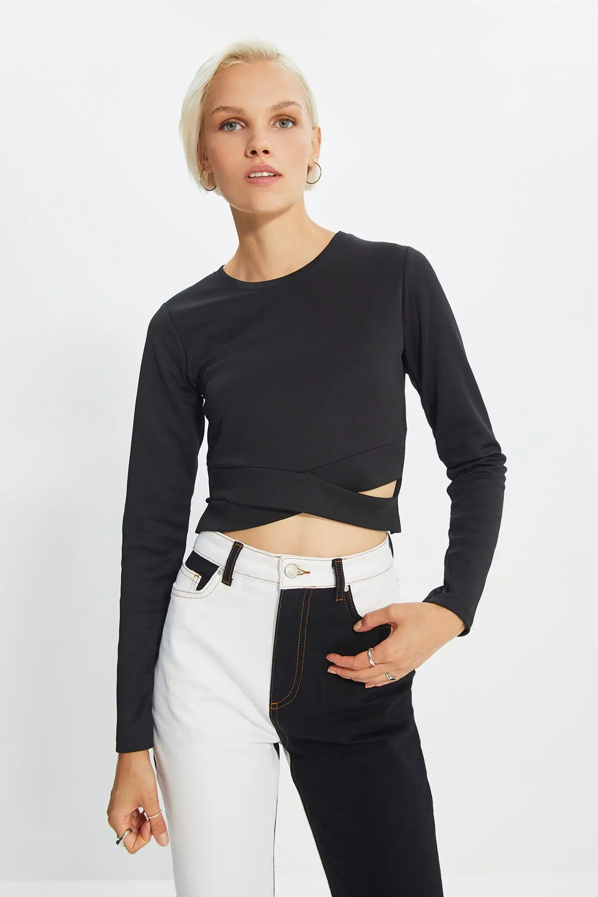 

Trendyol Cut Out Detail Crop Knitted Blouse TWOAW22BZ0701