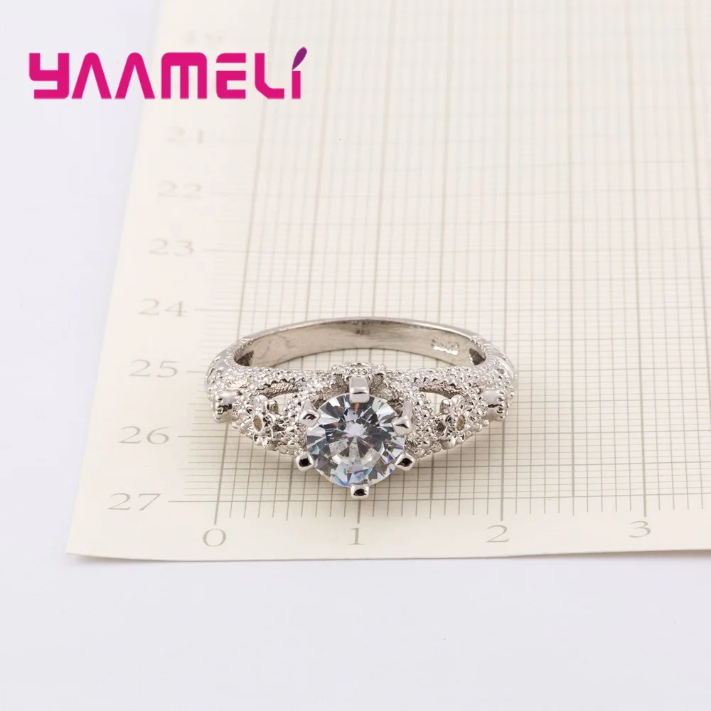 Женское кольцо с инкрустацией из фианита серебряное в виде цветка