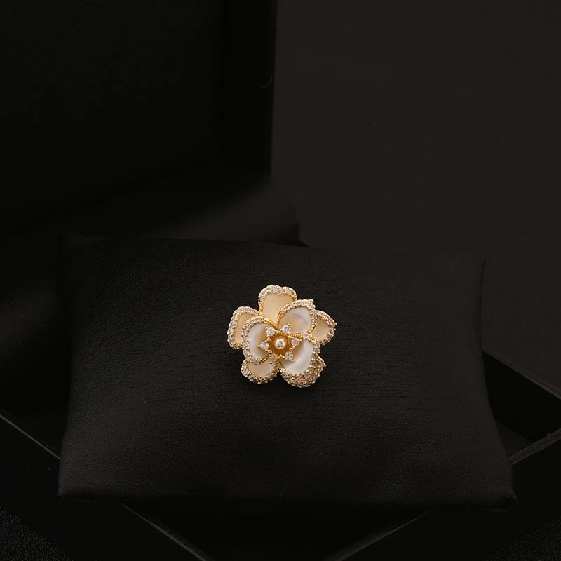 

Classic Style Beautiful Camellia Brooch Neckline Anti-Exposure Buckle Flower Pin Accessories Exquisite High Sense Jewelry 6086