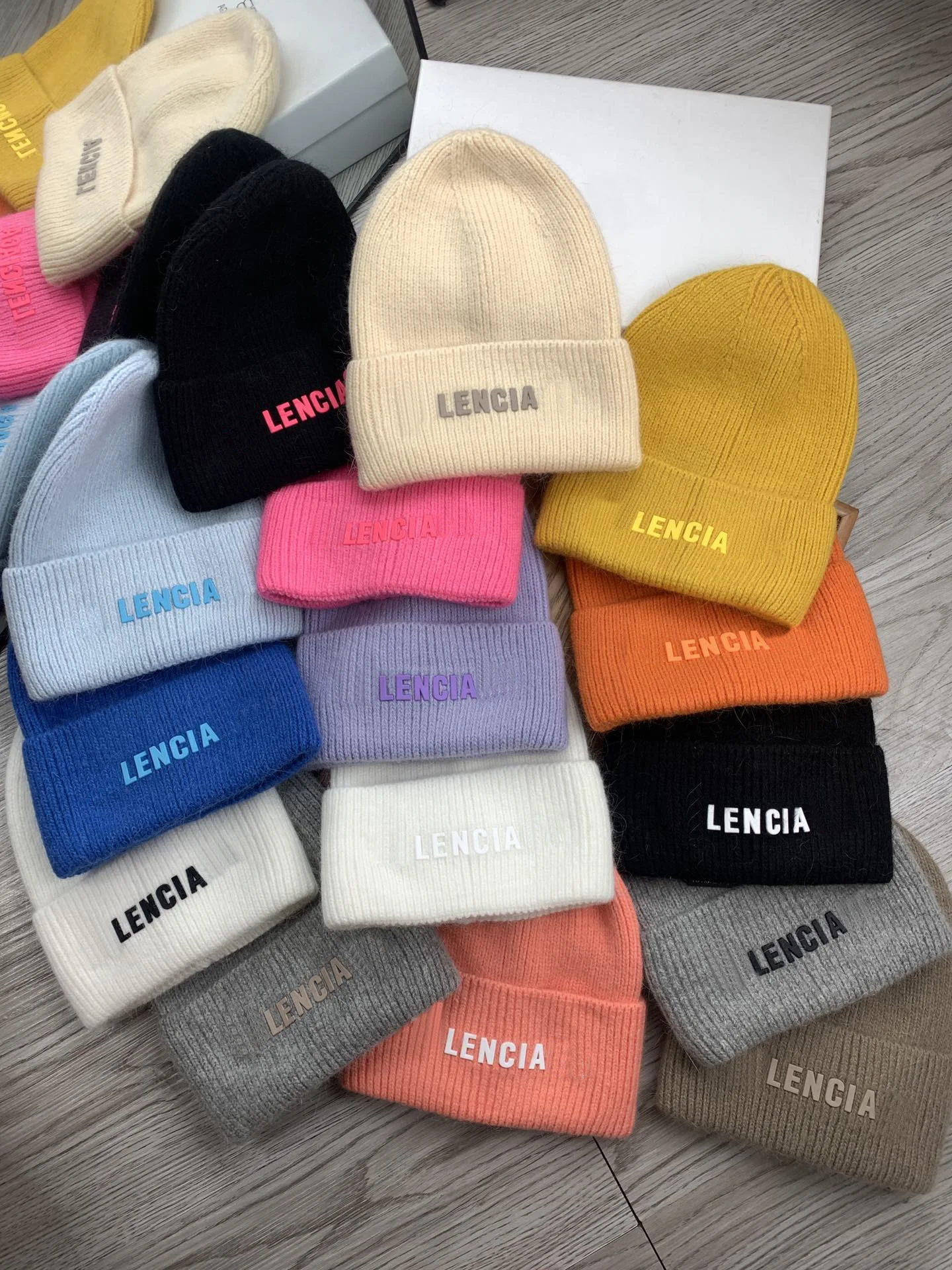 

Осень-зима 2022, вязаная шапка с защитой от холода для мужчин и женщин, с одним и тем же изображением, роскошные подарки, сохраняют тепло беспла...