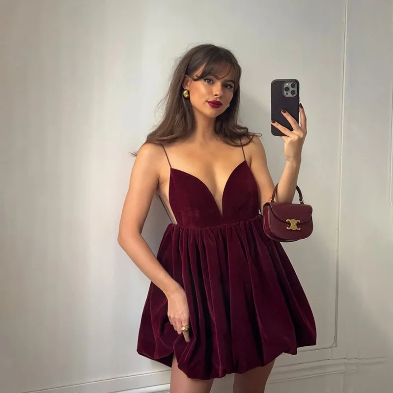 Шикарное роскошное платье с глубоким V-образным вырезом и открытой спиной без