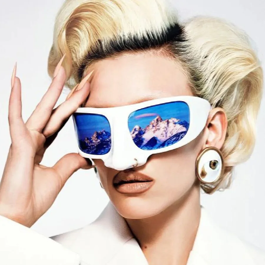 Асимметричные серьги-подвески с дьявольскими следами