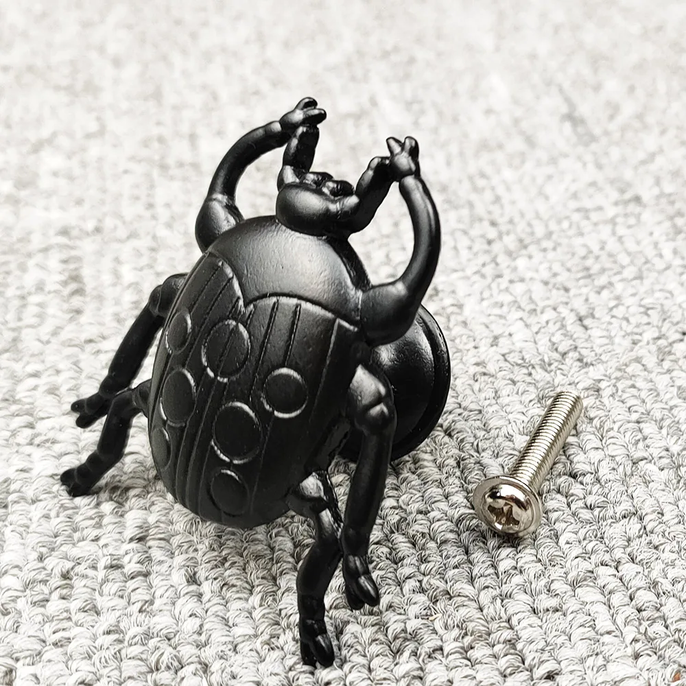 

Цинковые ручки для мебели с насекомыми