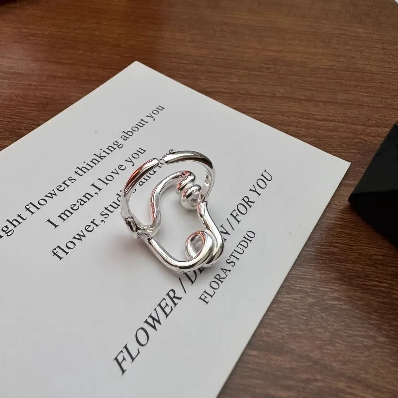 Женское кольцо в минималистическом стиле