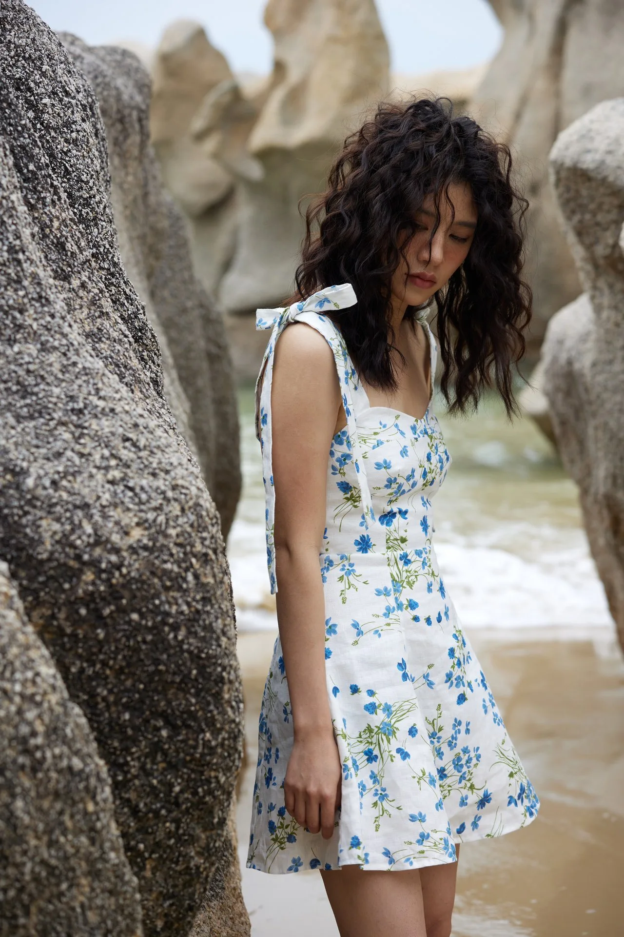 

Женское льняное мини-платье на завязках без рукавов с цветочным принтом