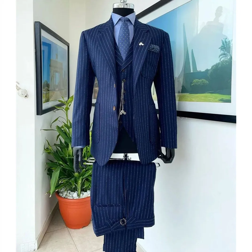 Рисунок 4 - Мужской костюм из блейзера и брюк