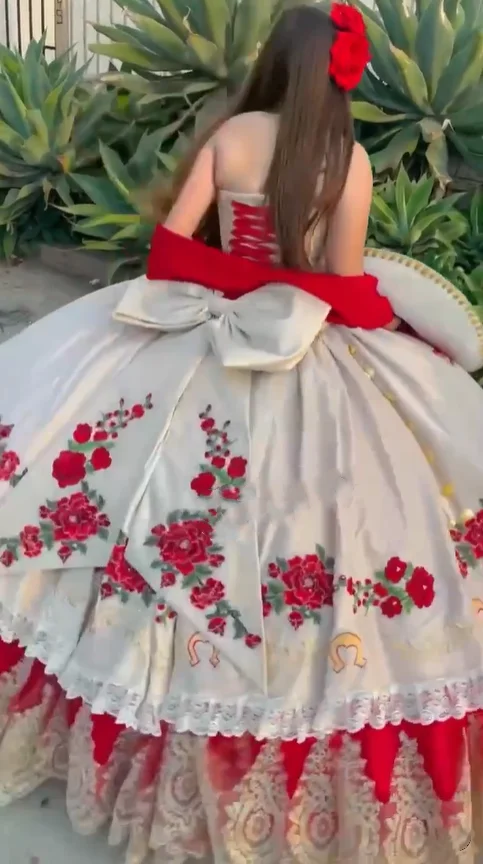 Красное белое без бретелек мексиканское charro платье принцессы Quinceanera 2025 пончо на