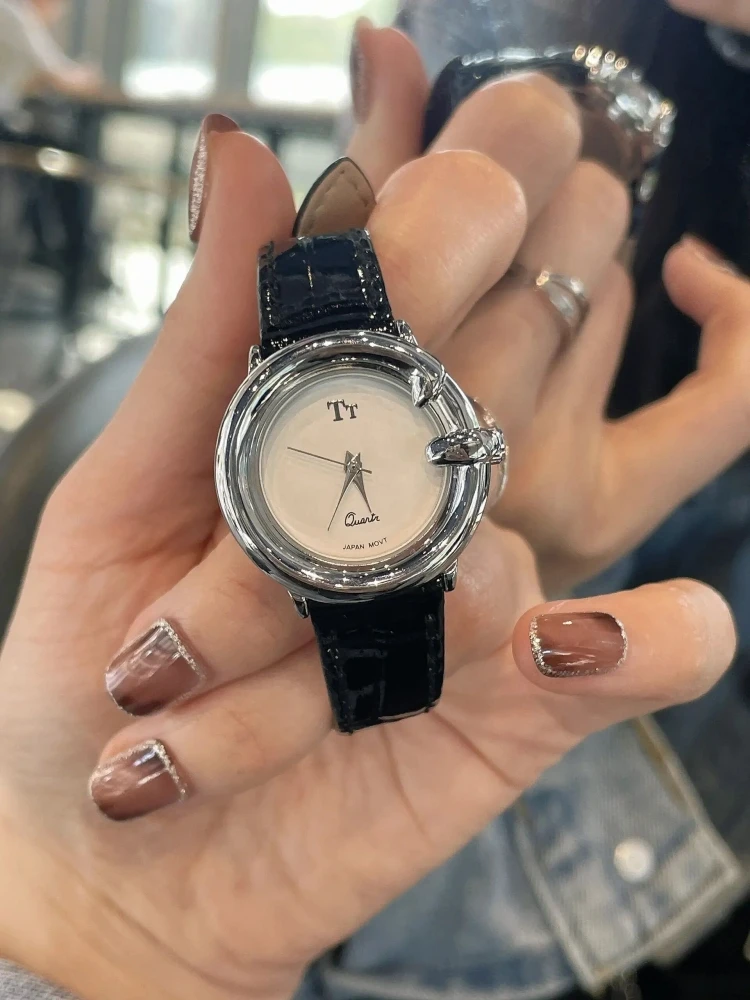 Niche Casual Temperament Women's Watch Fashion Small Dial High Quality Belt Design Quartz Watch Workplace Life Wear Watch