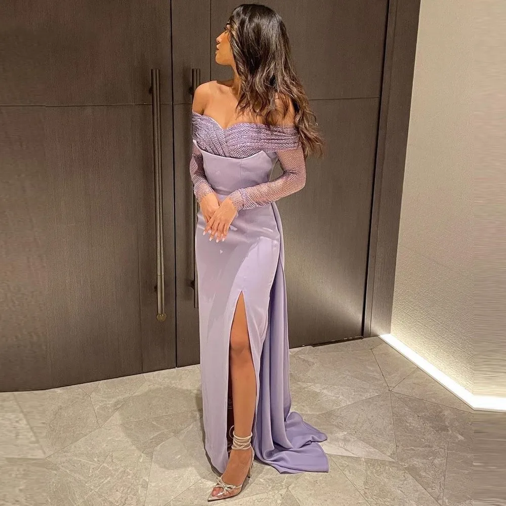 

Женское атласное платье с открытыми плечами и длинными рукавами