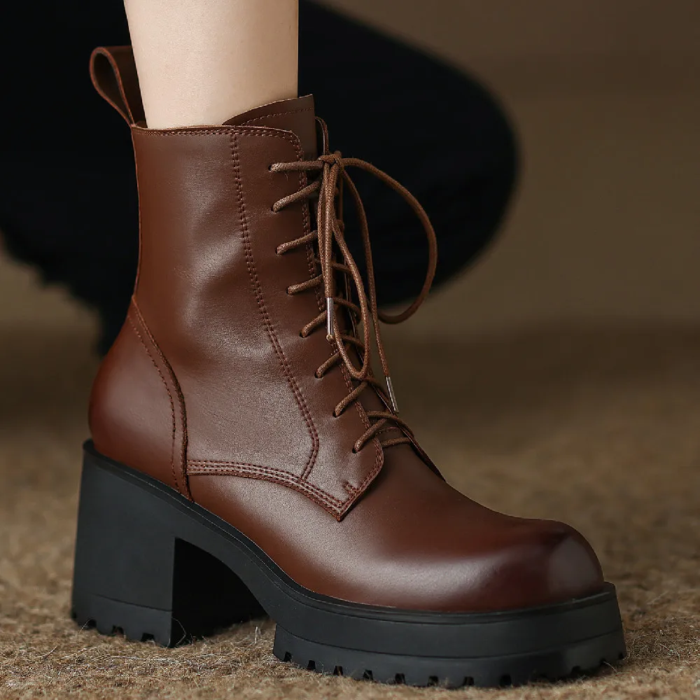 

Женские кожаные ботильоны на платформе и массивном каблуке, на шнуровке