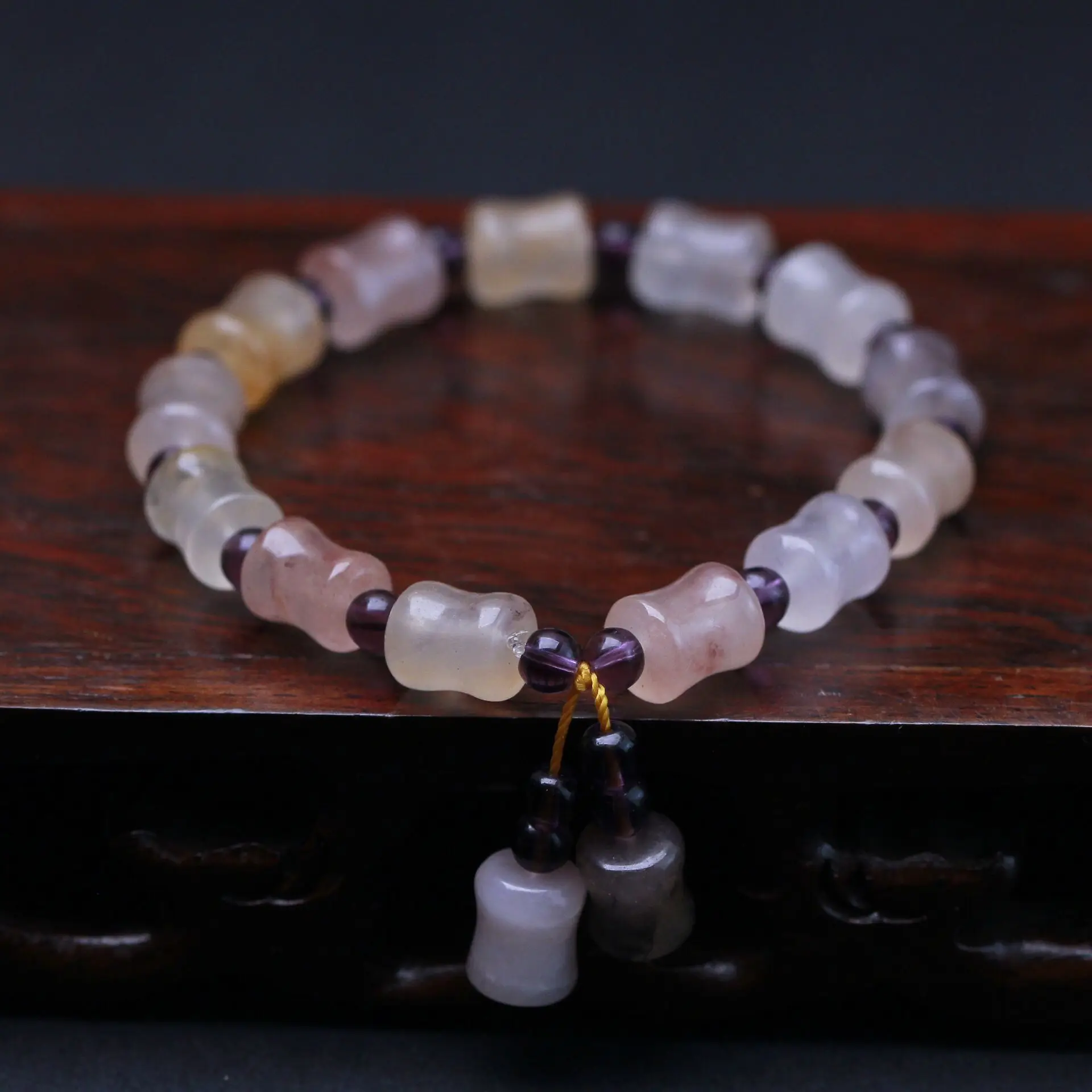 

Фиолетовый нефритовый браслет для женщин, лечебные ювелирные изделия, подлинный натуральный золотой шелк, блестящие шармы, эластичные брас...