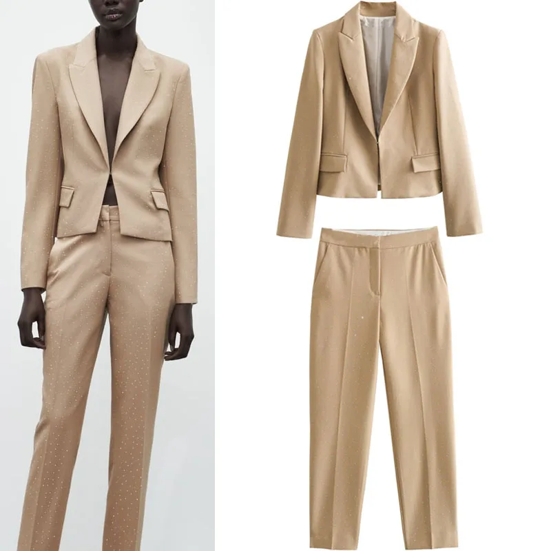 

Женский осенний костюм-двойка с отложным воротником и карманами