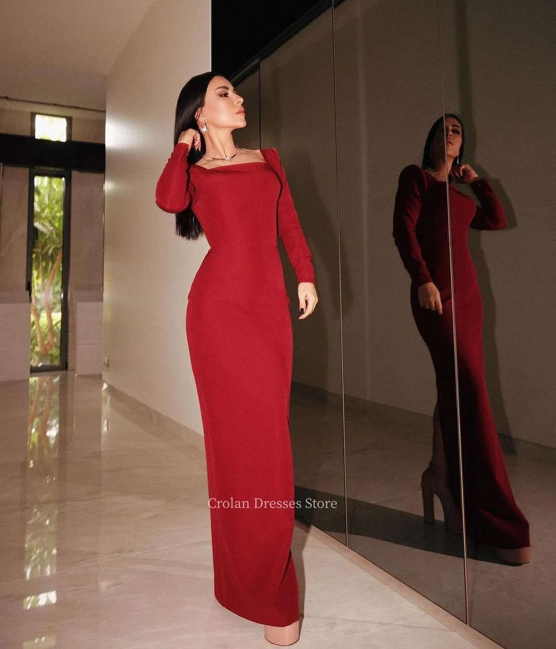 Красные вечерние платья с квадратным воротником и длинными рукавами облегающие