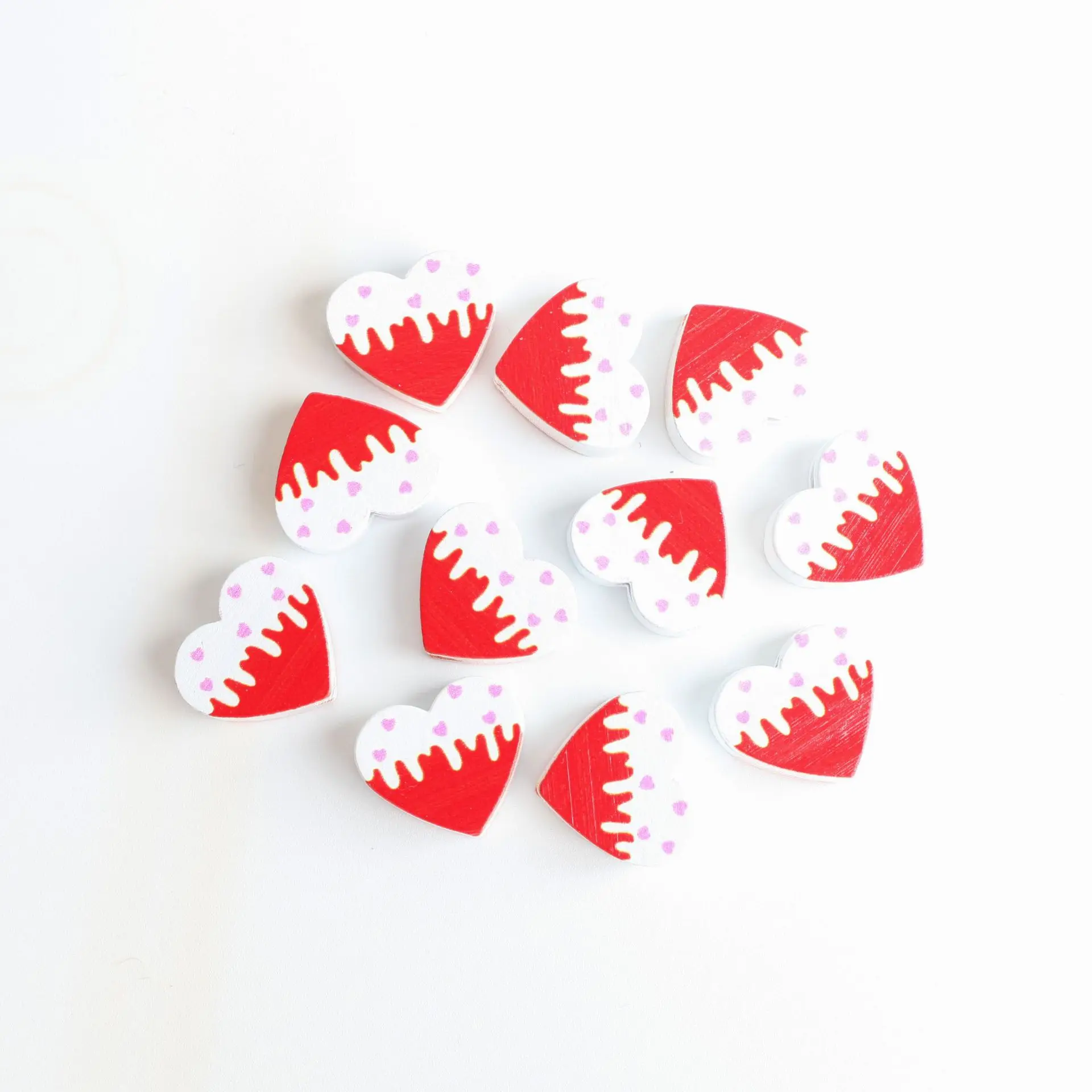 Розовая деревянная гирлянда из бусин в форме сердца на День святого Валентина