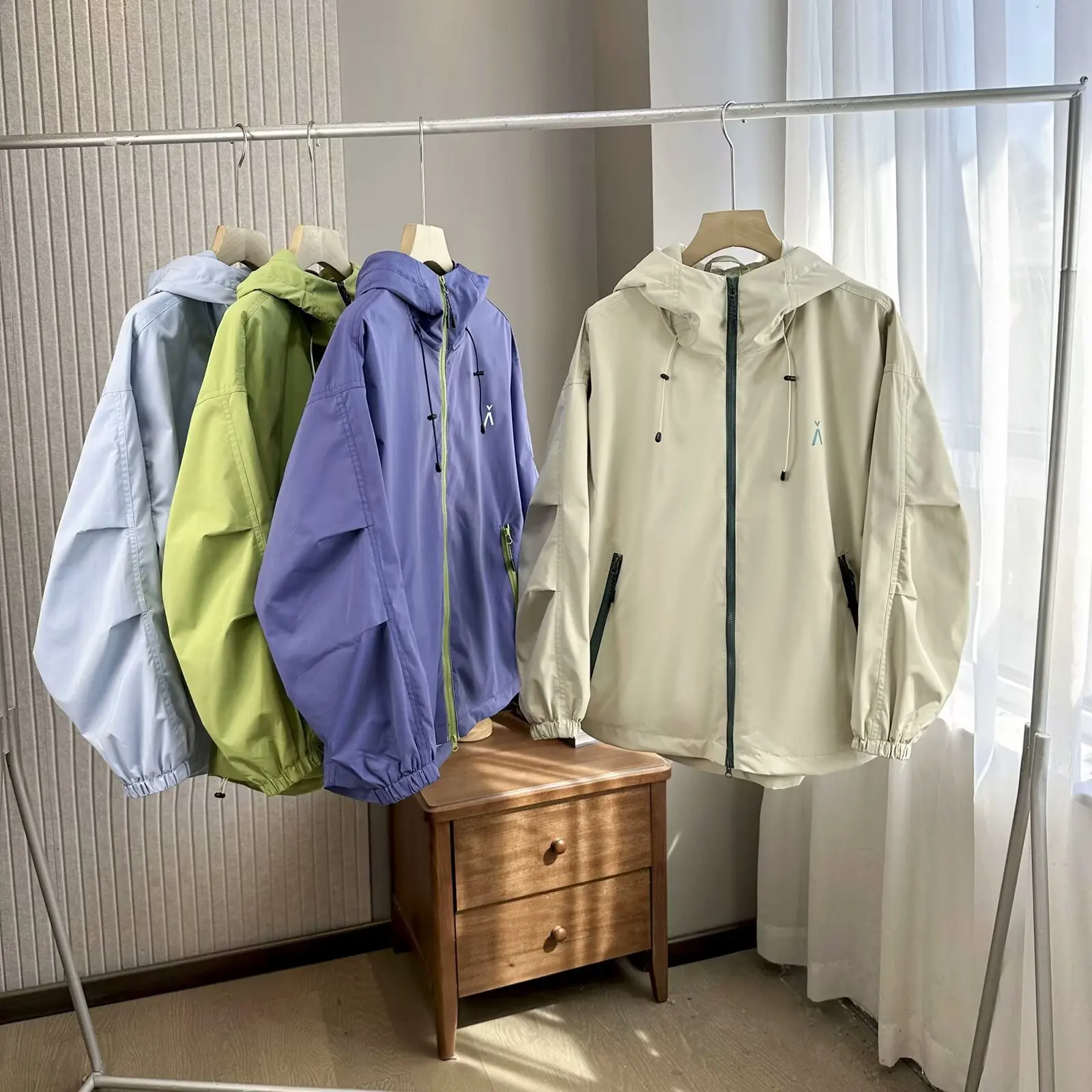 Осенняя уличная куртка Ujkqza Aijia Same Sle с капюшоном водонепроницаемая многоцветная