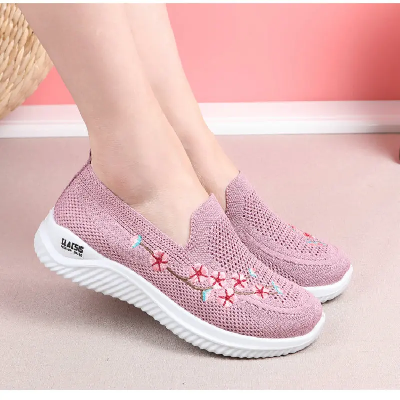 2022 cloth shoes Women's fashionable embroidered shoes Lightweight soft soled middle-aged mother's shoes Sports Oversize Shoes