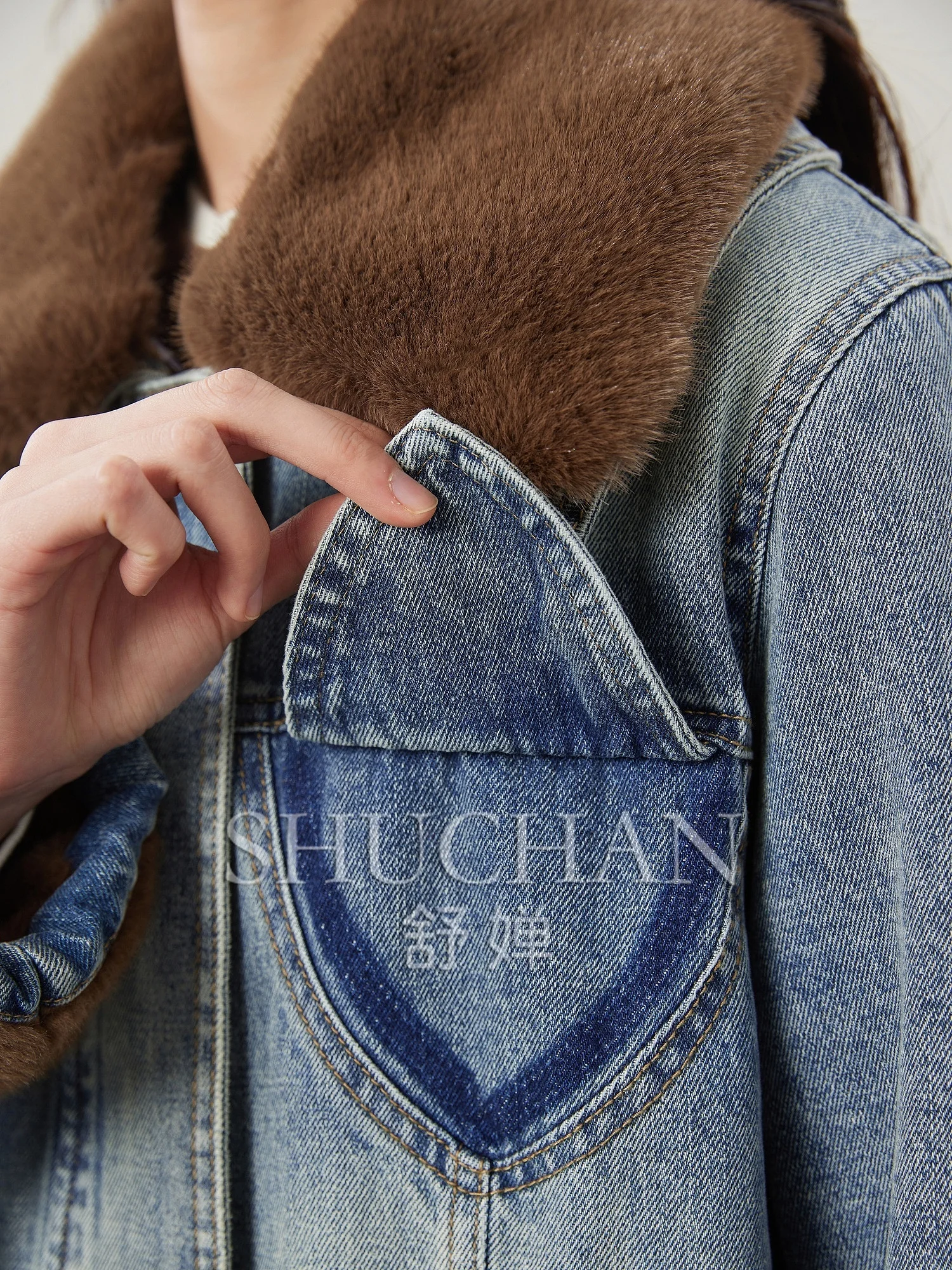 Женская джинсовая куртка со съемным меховым воротником утолщенная бархатная 2024