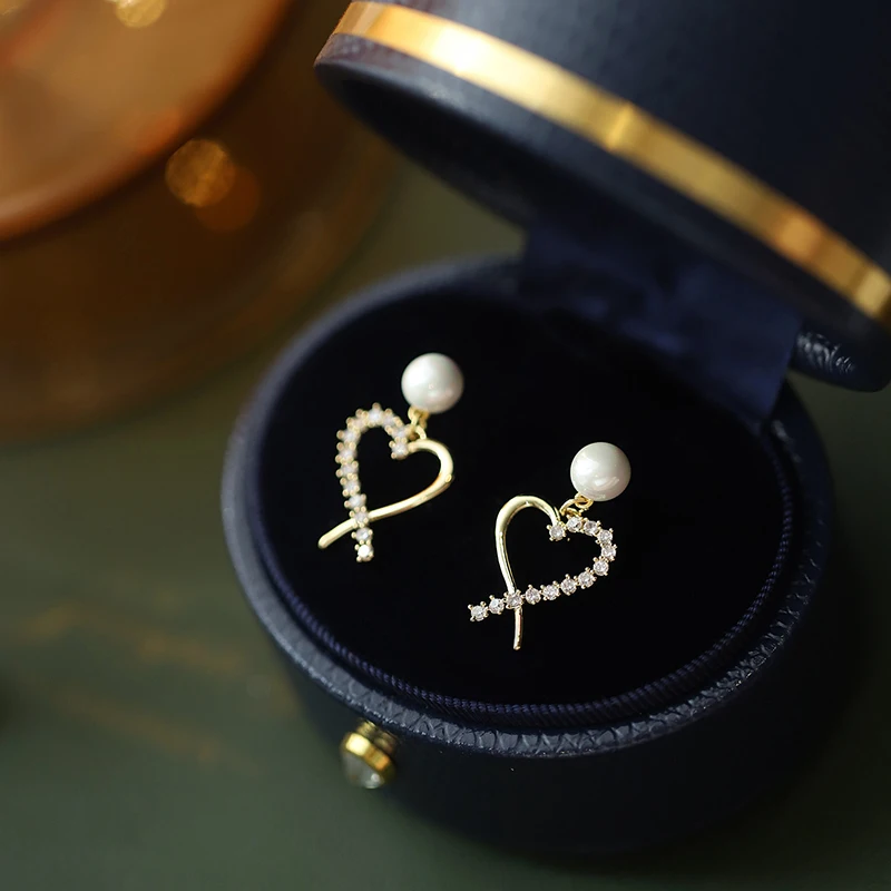 

2023 Autumn And Winter New Love Pearl Earrings Female Korean Niche Light Luxury Fashion Retro Stud Female