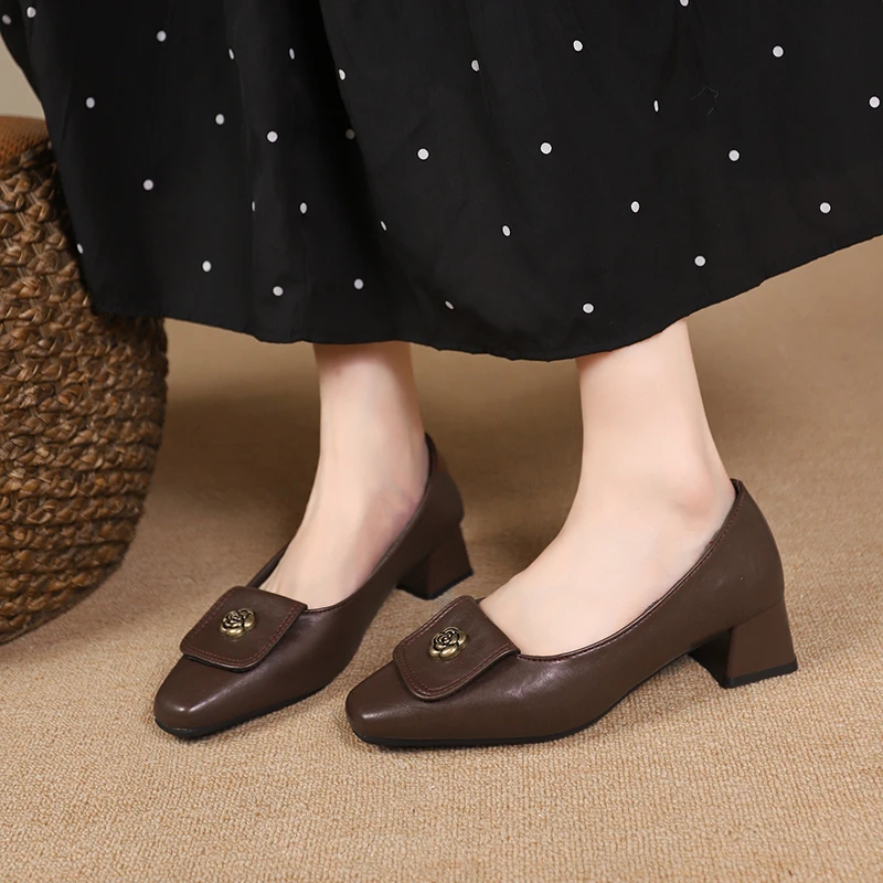 Женские классические туфли-лодочки на среднем каблуке с острым носком