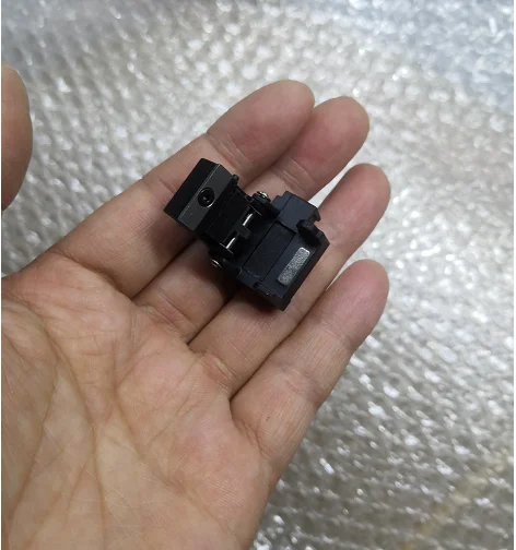 H5 Optical Fiber Splicing Machine Arranges Cables Red Light of H5 Windproof Cover on The Left Chuck of Heating Furnace.