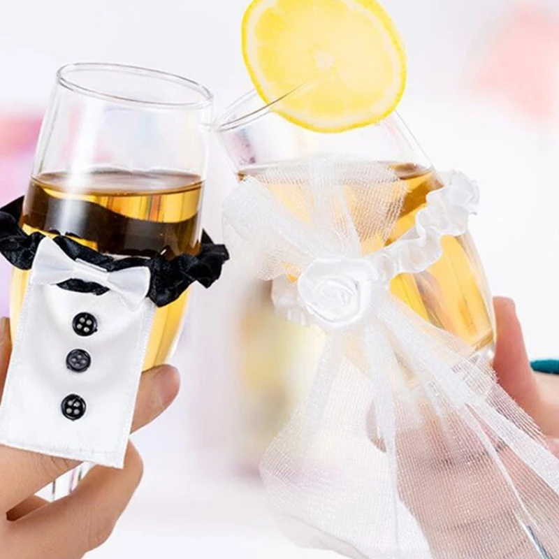 Свадебный набор бокалов для шампанского невесты и жениха черно-белое платье