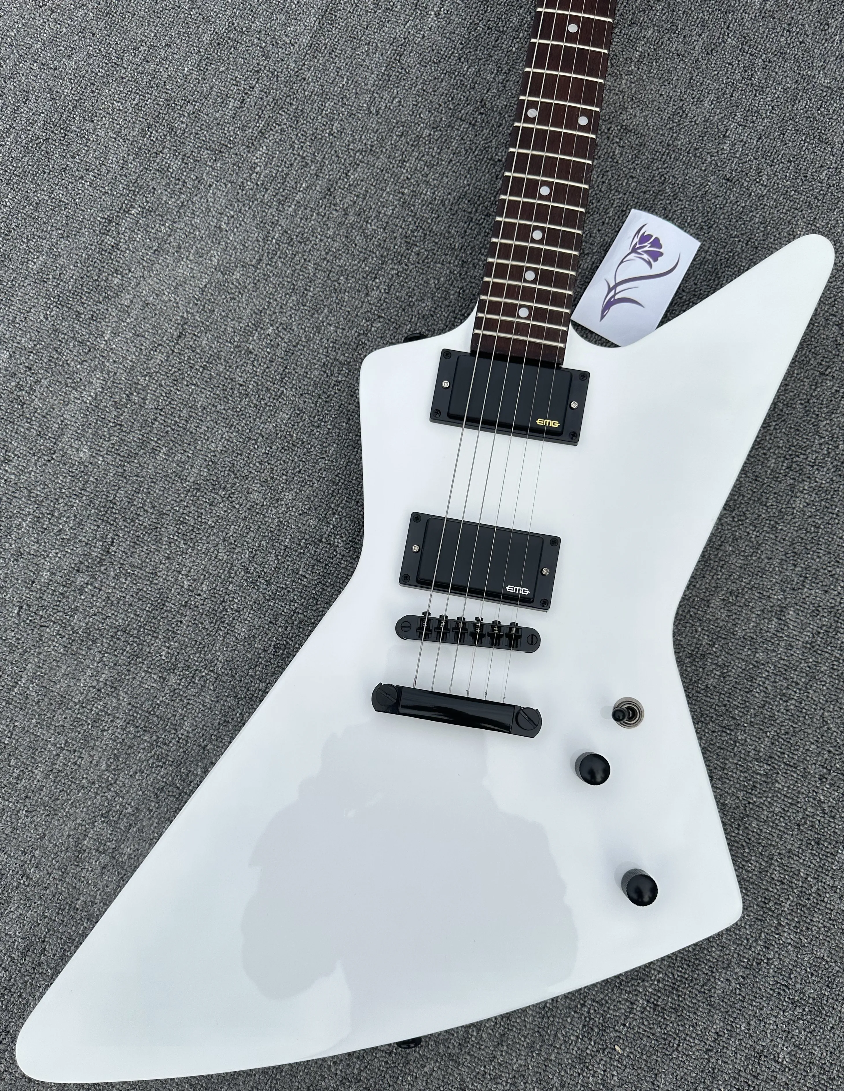 

Irregular electric guitar, made of imported wood, white pearl inlaid fingerboard, EMG active pickup, white light, in stock, ligh