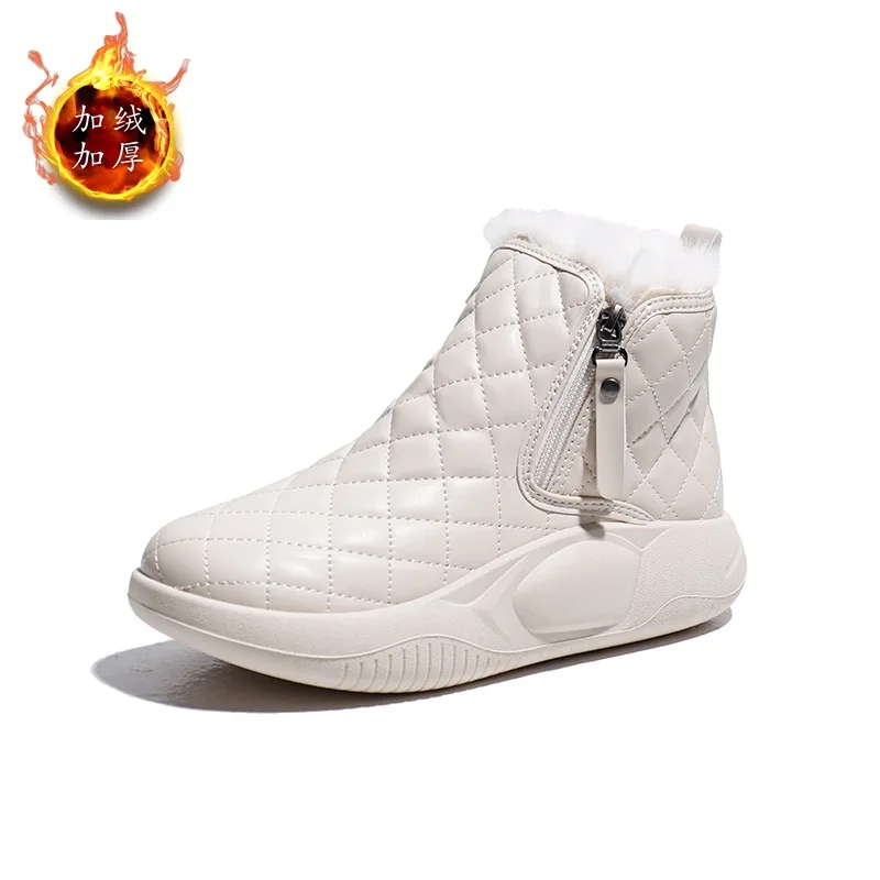 Женские зимние ботинки на толстой подошве с боковой цепочкой