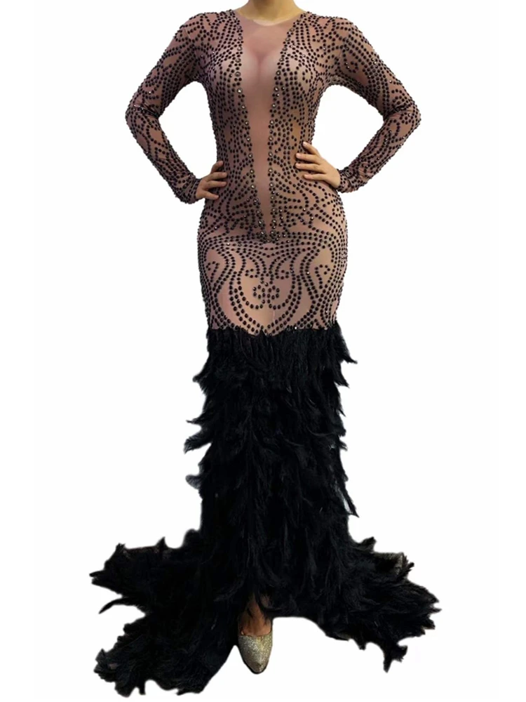 Женское платье с длинным рукавом черными перьями |