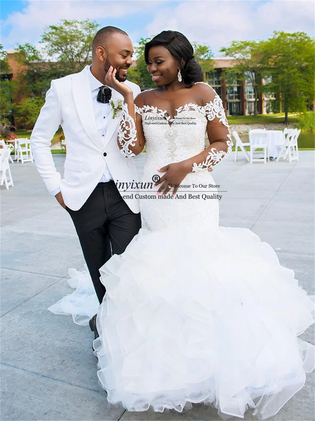 

Свадебное платье с юбкой-годе, длинным рукавом и прозрачными кристаллами