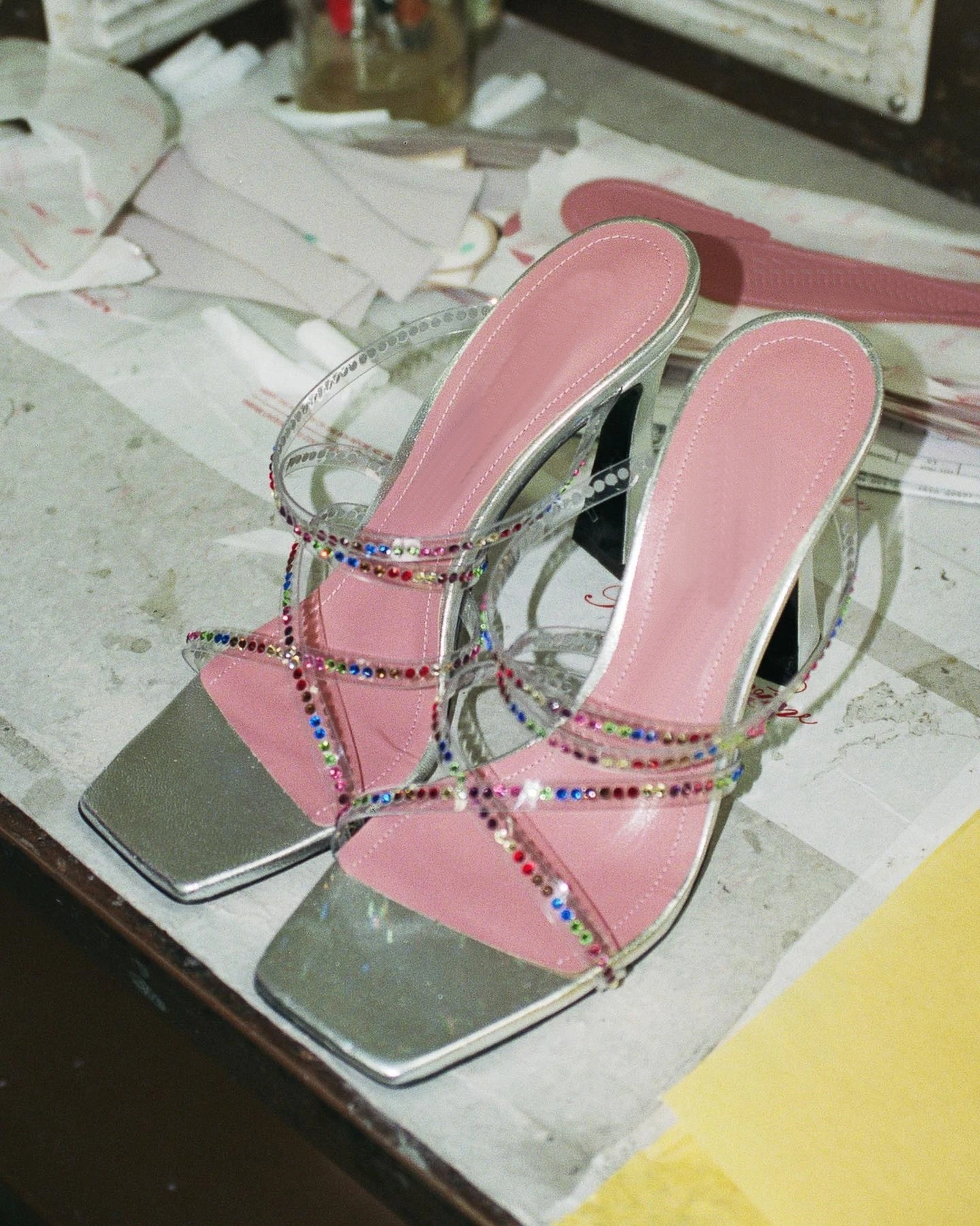 

Сандалии с квадратным открытым носком, ПВХ перекрестные ремешки, украшенные разноцветными ремешками на шпильке, обувь на высоком каблуке