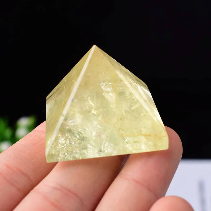 

Полированная пирамида из натурального цитрина RYCRYSTAL