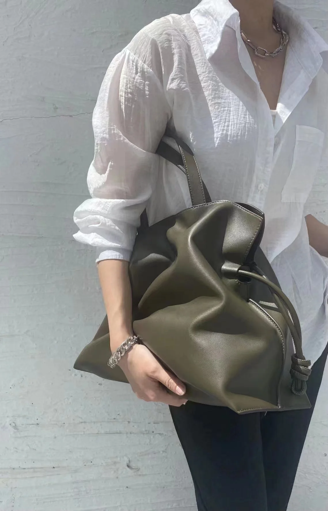 Женская сумка-тоут из натуральной телячьей кожи однотонный Роскошный