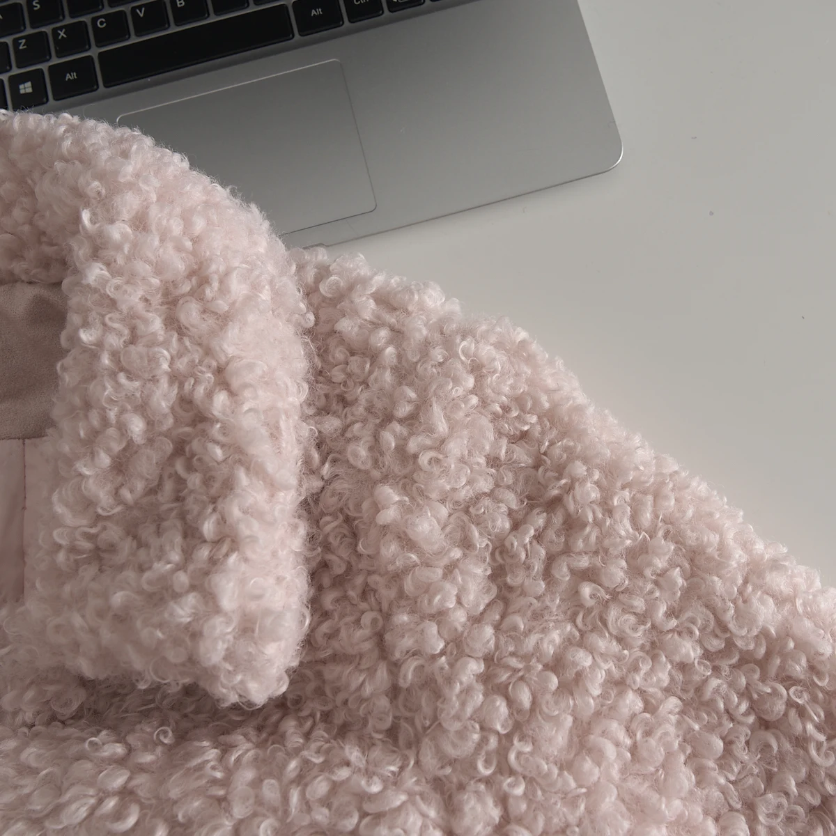 Розовое экологически чистое женское осенне-зимнее меховое пальто из