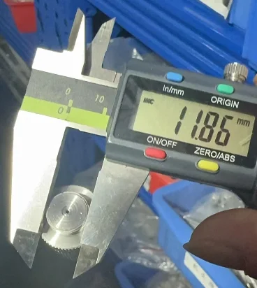 Верхняя направляющая крышка размер 24 5x19 мм с одной стороны диаметром 3 0 еще один