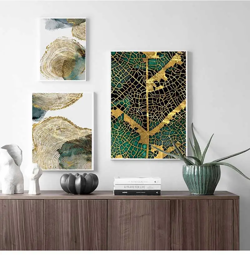 Абстрактная текстура в виде золотых листьев и ствола настенный постер на золотом