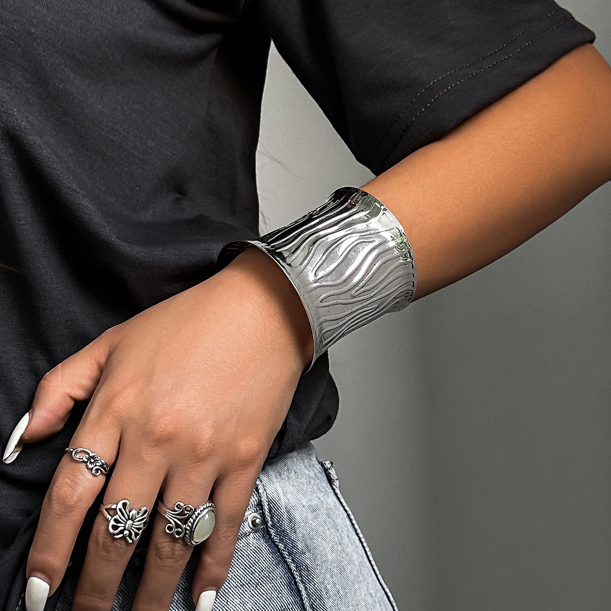 

Vintage Wide Irregular Stripe Open Cuff Bracelets for Women Exaggerated Large African Bangles Bracelets Nail Jewelry Accessories