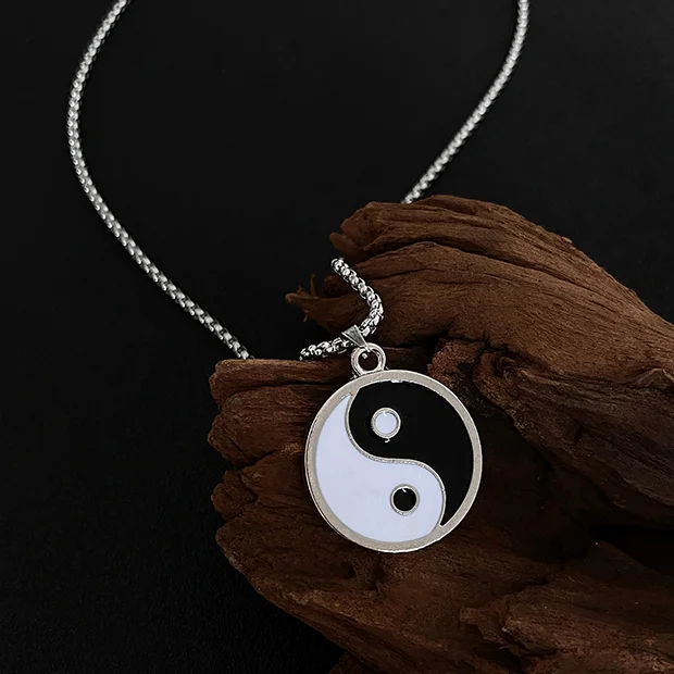 

Black and White Tai Chi Gossip Pattern Pendant Hip-hop Hip-hop Street Dancer Men and Women All-match Alloy Necklace