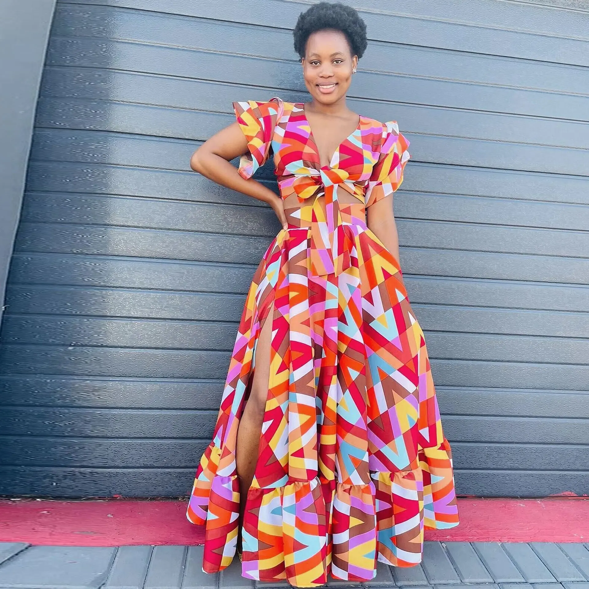 

Женский костюм макси с длинной юбкой и большим свободным подолом с принтом, женский укороченный костюм из двух предметов, шикарные наряды 2023